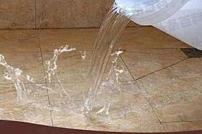 南华漏水维修 免砸砖防水材料该如何施工